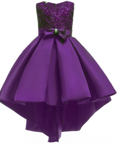 VESTIDO CON COLA CON APLICACIONES DE PEDRERÍA