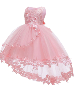 VESTIDO CON COLA CON APLICACIONES BORDADAS