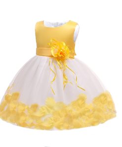 VESTIDO CON PETALOS DE FLORES