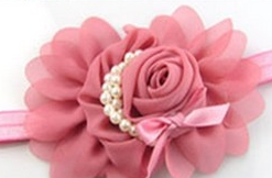 CINTILLO EN FORMA DE FLOR Y PERLAS